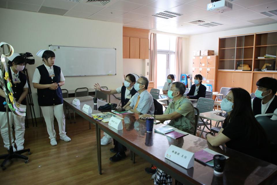 合心樓9樓病房副護理長郭俐雯與學弟妹向校長介紹臨床工作，以及分享智慧化系統及設備。
