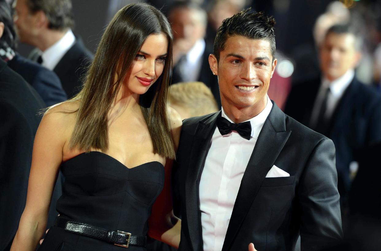 El jugador de Portugal Cristiano Ronaldo llega con su novia, la modelo rusa Irina Shayk, a la Gala del Balón de Oro de la FIFA el 7 de enero de 2013. El futbolista confirmó el 20 de enero de 2015 el rompimiento con la que fue su pareja durante cinco años. (Foto AP/Keystone/Walter Bieri)