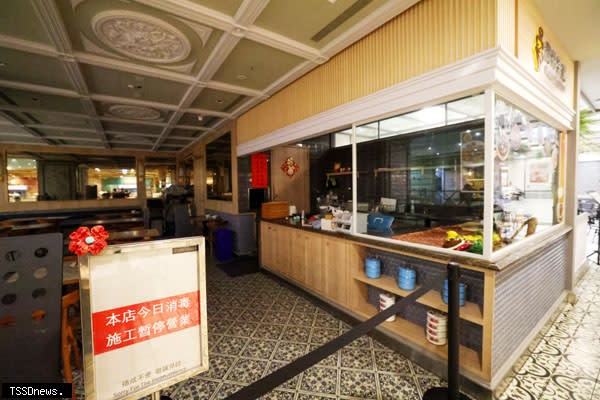 位於遠東百貨信義A13的「寶林茶室」發生疑似食品中毒事件，店家二十七日張貼公告暫停營業。（中央社）