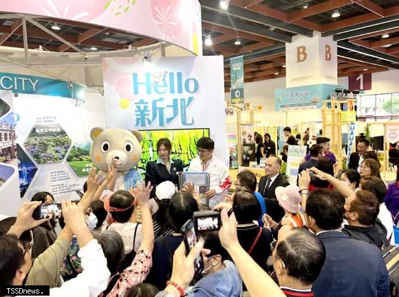 台北國際觀光博覽今（三十一）日首日登場「Hello新北館」人氣爆棚吉祥物小客與民眾互動。（記者蘇春瑛攝）