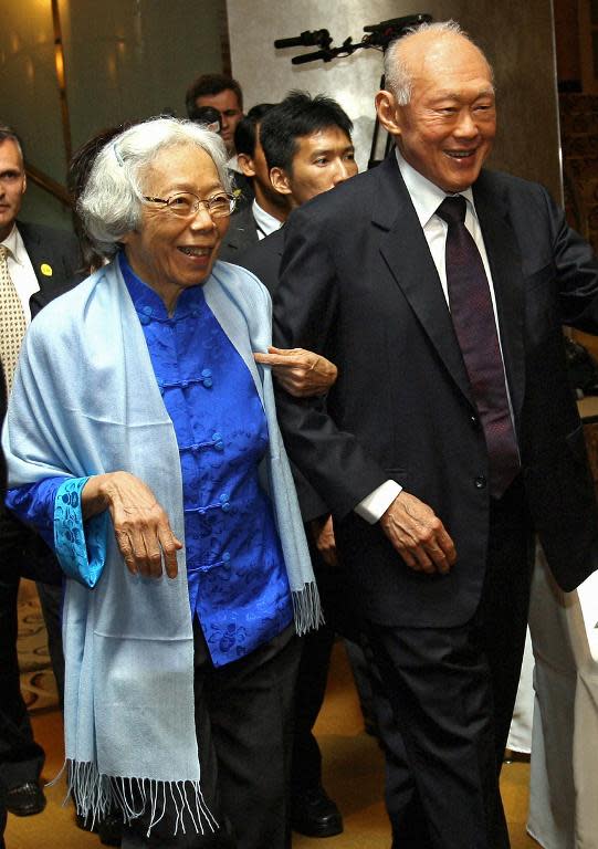 Lee Kuan Yew and his wife Kwa Geok Choo at the Foreign Correspondents Gala Dinner in Singapore on April 28, 2006