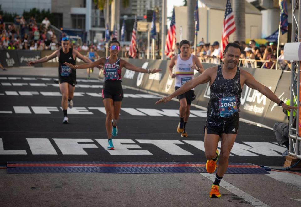 José Omas Botero cruza la línea de meta durante el Maratón de Miami, celebrado el 28 de enero de 2024. Alie Skowronski/askowronski@miamiherald.com