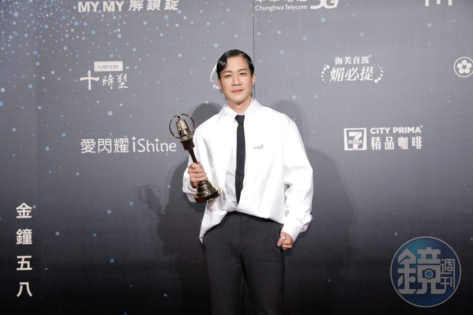 薛仕凌身穿Valentino「Black Tie」系列禮服領取第58屆金鐘獎戲劇節目男主角獎。