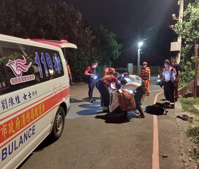 警消人員獲報到場，將落水者送上救護車。（圖／東森新聞）