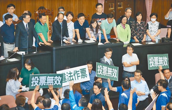 立法院監察院人事同意權投票，議場內，國民黨立委舉標語高喊「違法作票」，要求審查重來。（姚志平攝）