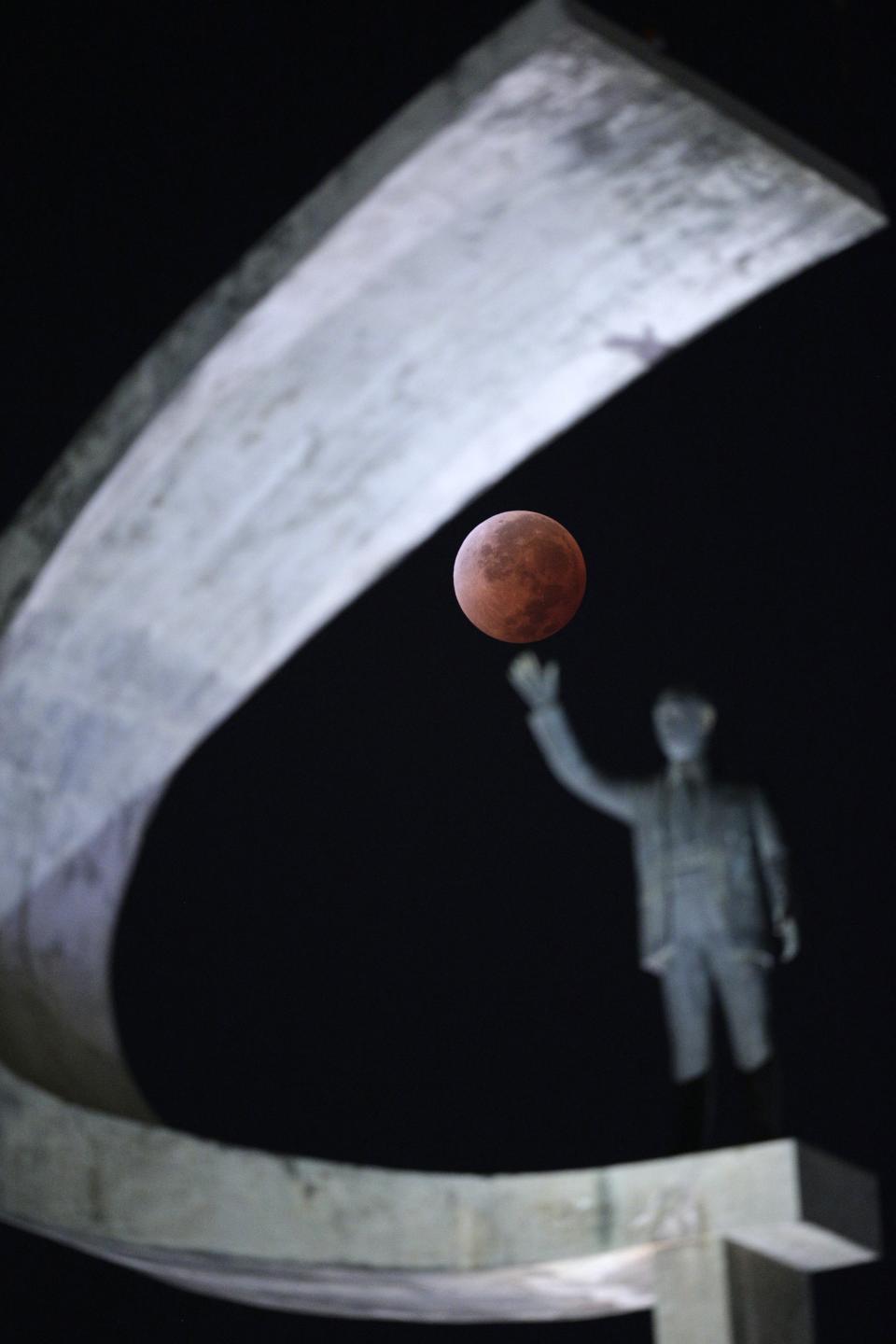 The moon is shown in eclipse in Brasilia April 15, 2014. (REUTERS/Ueslei Marcelino)