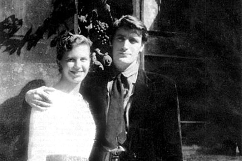 Sylvia Plath and Ted Hughes on their honeymoon, Paris, 1956 (Everett/Shutterstock)