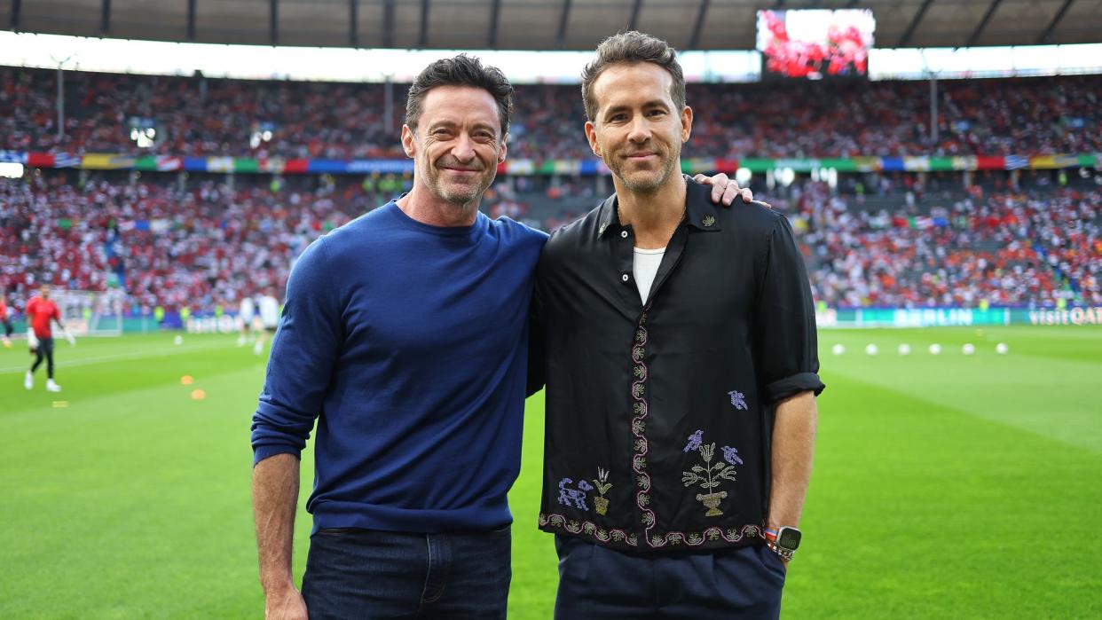 Hugh Jackman y Ryan Reynolds en el partido de cuartos de final de la Eurocopa 2024 entre Países Bajos y Turquía