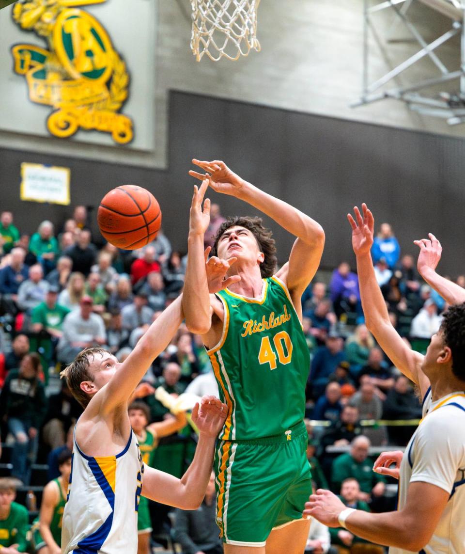 Richland’s Lucas Westerfield (40) is fouled by Tahoma’s Adam Davis (22) during the 4A state regional boys game at Auburn Senior High School, on Saturday, Feb. 24, 2024 in Auburn, Washington. Brian Hayes/bhayes@thenewstribune.com