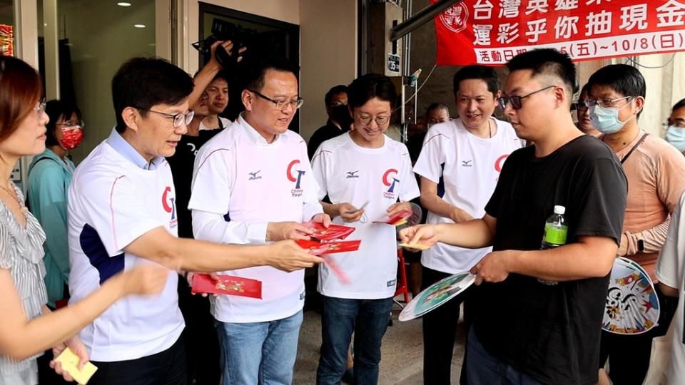 《圖說》台灣運彩公會10月9日發放600份的禮券紅包，與球迷分享中華亞運好成績。