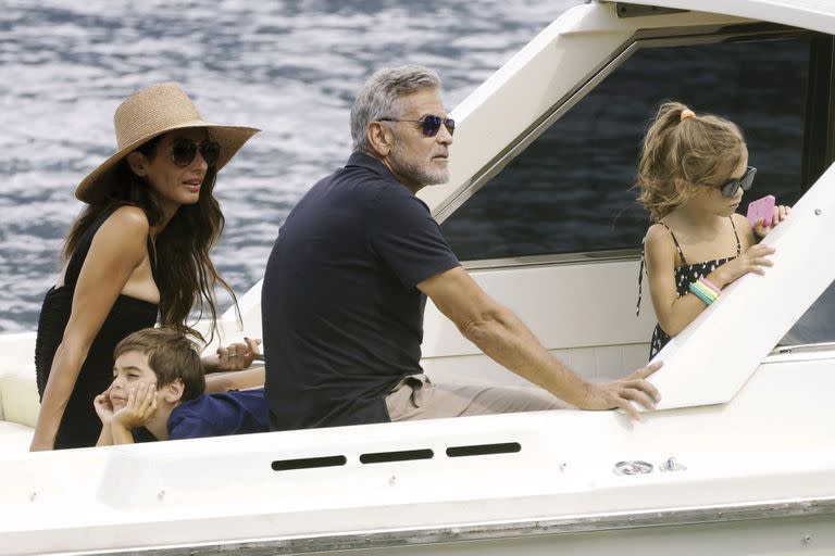 George y Amal Clooney, junto a sus hijos Ella y Alexander, navegando por el Lago Di Como, donde pasan todos sus veranos