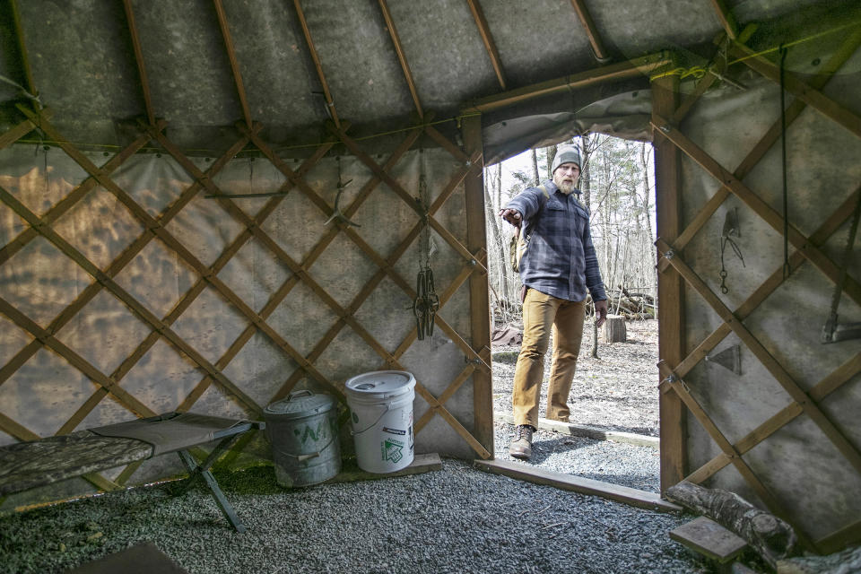Un  refugio construido en un bosque por el sobrevivalista Dan Wowak en Pennsylvania. (Michael Bryant/The Philadelphia Inquirer via AP)