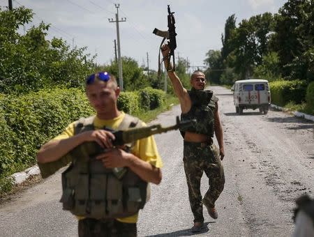 Ukrainian soldiers stand guard in the eastern Ukrainian town of Seversk July 12, 2014. REUTERS/Gleb Garanich