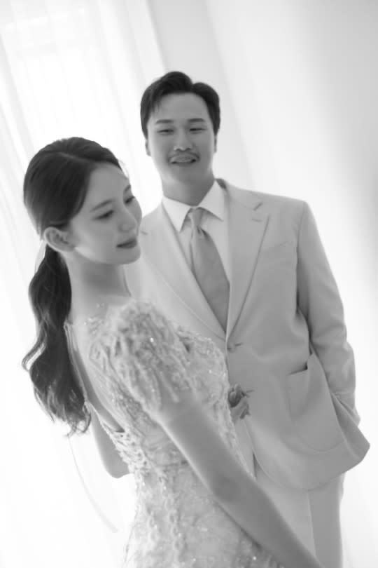  韓國演員鍾浩婚紗照公開。（圖／翻攝BlessEnt）