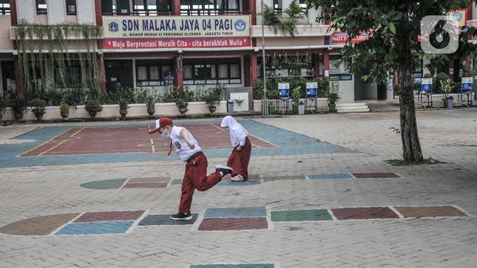 Murid kelas 1 bermain di halaman sekolah sambil menunggu orang tua usai mengikuti Pembelajaran Tatap Muka (PTM) Terbatas di SDN Malaka Jaya 07 Pagi, Klender, Jakarta, Senin (30/8/2021). Kegiatan(merdeka.com/Iqbal S. Nugroho)