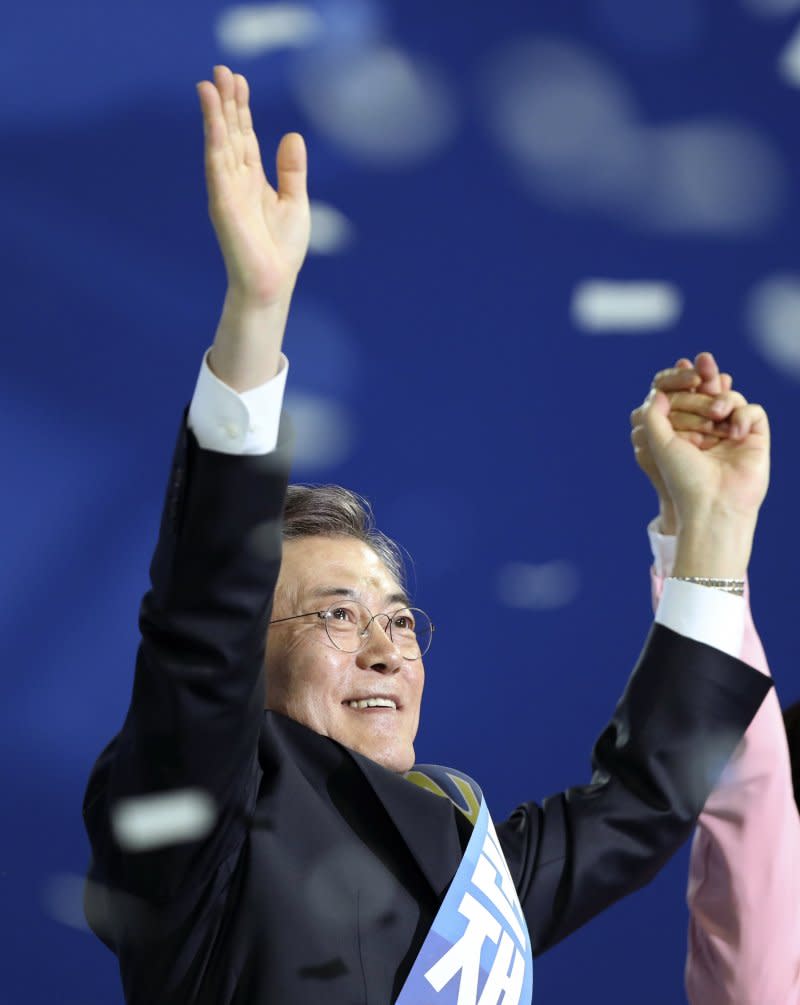 南韓共同民主黨前黨魁文在寅3日從黨內初選勝出，成為該黨總統候選人（AP）