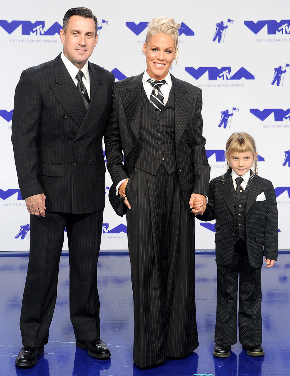 Pink attends the 2017 VMAs with husband Carey Hart and daughter Willow. (Photo: Gregg DeGuire/Getty Images)