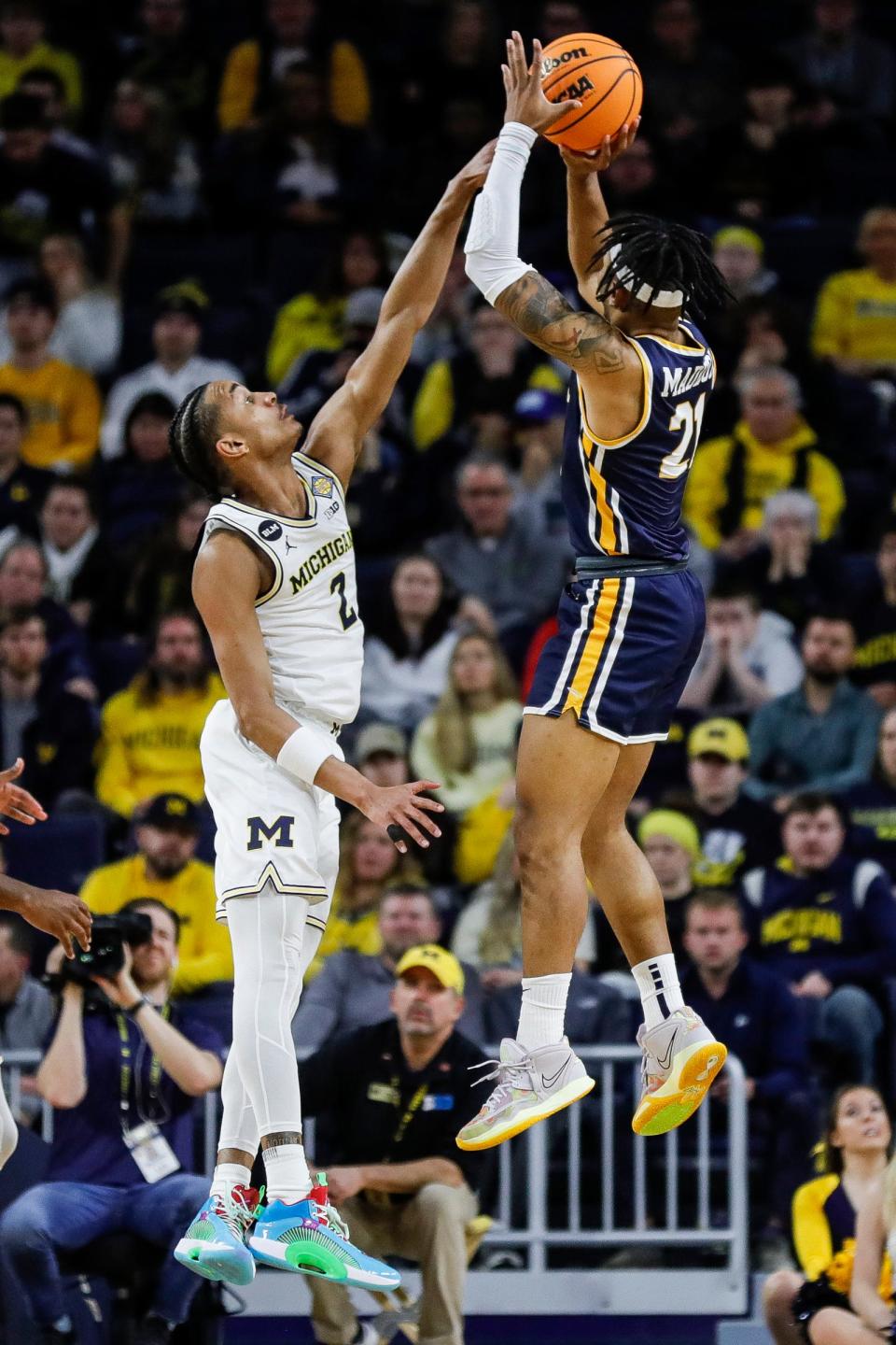 Michigan guard Kobe Bufkin (2) tries to block a shot from Toledo guard Dante Maddox Jr. (21) during the first half of the first round of the NIT at Crisler Center in Ann Arbor on Tuesday, March 14, 2023.