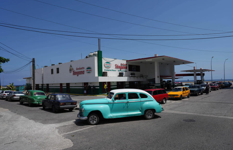 <p>Parece una foto de mediados del siglo pasado, pero no lo es. Pese a los coches antiguos que aparecen en la imagen, esta ha sido tomada recientemente en La Habana, la capital de Cuba. (Foto: Alexandre Meneghini / Reuters).</p> 