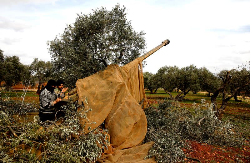 Syrian fighters set a target to an artillery near Idlib