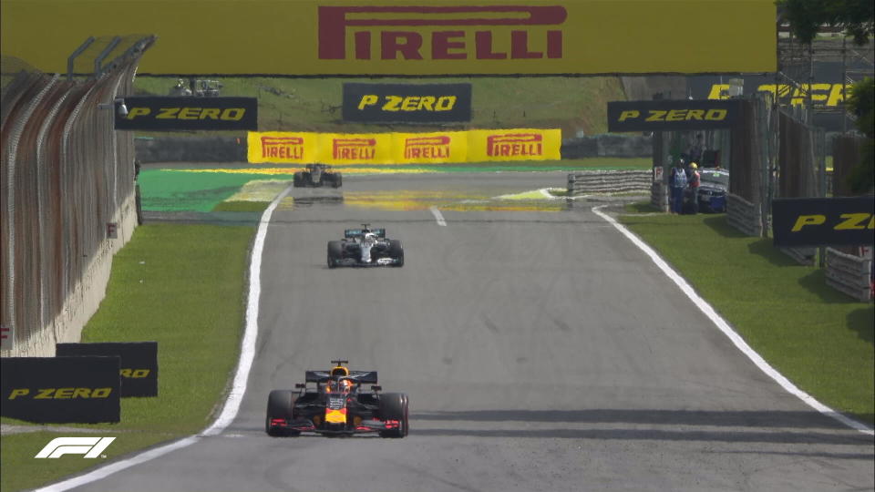 Un point sur la tête de la course à mi-parcours (et après que les pilotes ont tous successivement effectué un petit séjour aux stands) : Verstappen est leader; derrière, Hamilton - qui se plaint de ses pneus tendres - souffre et ne parvient pas à revenir sur le Néerlandais. Vettel occupe la 3è place devant Bottas, à plus de 12’’ de la Red Bull, mais remonte petit à petit. Un bon rythme imité par Leclerc (6è) qui, en dépit de son retard sur la tête de course, se paye le luxe d’être le plus rapide sur le circuit au tour 35. Cette course est loin d’être terminée…