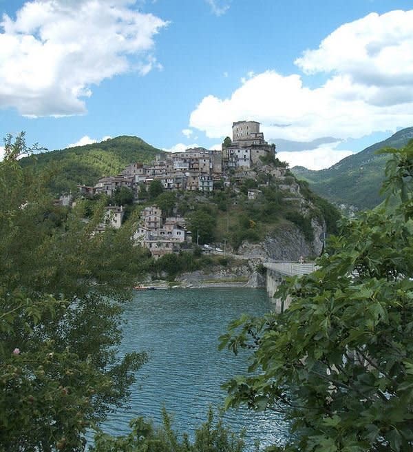 Castel di Tora is located at an altitude of nearly 2,000 feet on the northwest shore of Lake Turano. The baroque church of S. Giovanni Evangelista; the 16th–century palace with its adjoining tower; and the Fountain of the Triton in the main plaza are testament to its rich cultural heritage.