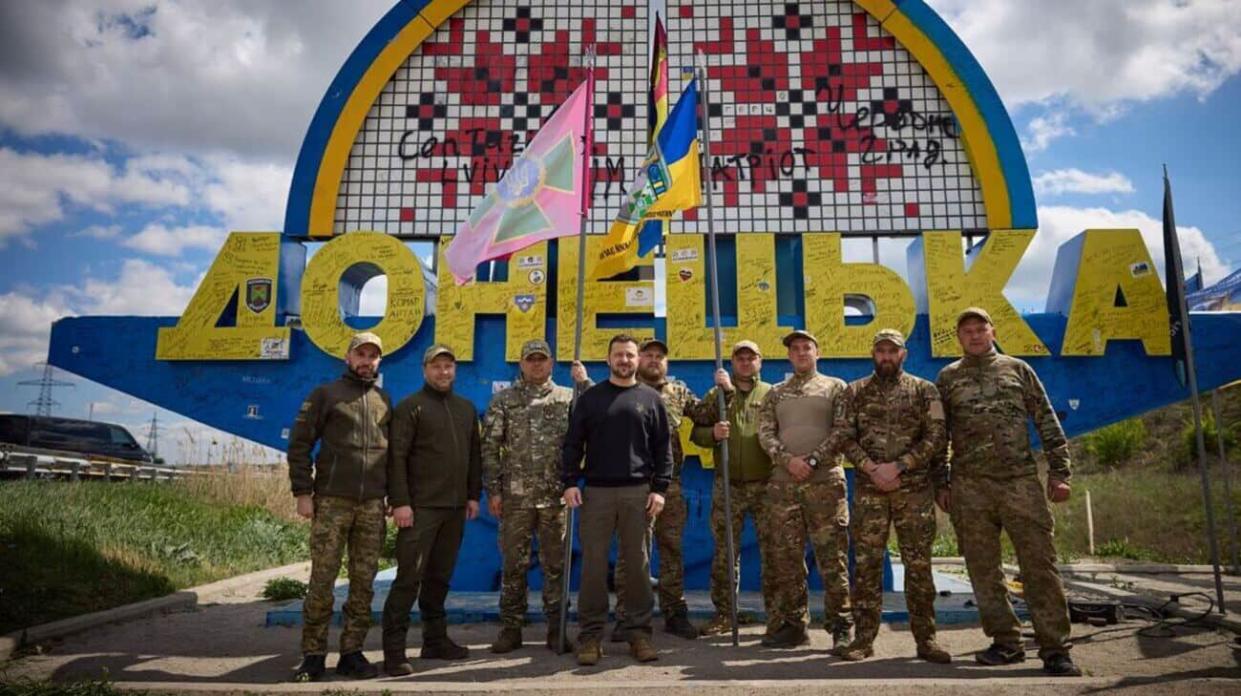 President Zelenskyy signed on the stele of Donetsk Oblast. Photo: Zelenskyy/Official