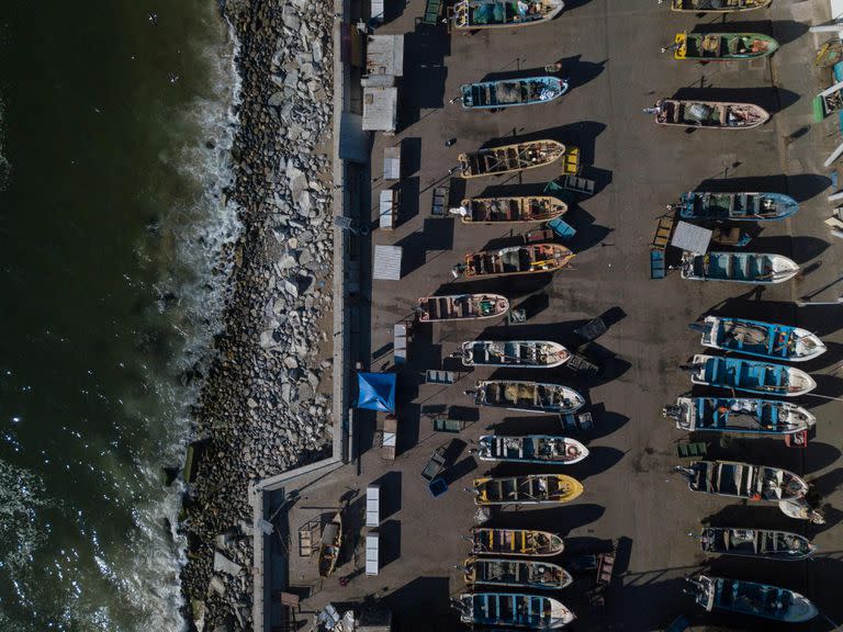 Barcos de pescadores varados en el puerto de Valparaíso