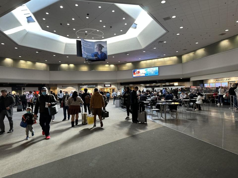 11月舊金山國際機場的客流情況。（記者李怡／攝影）