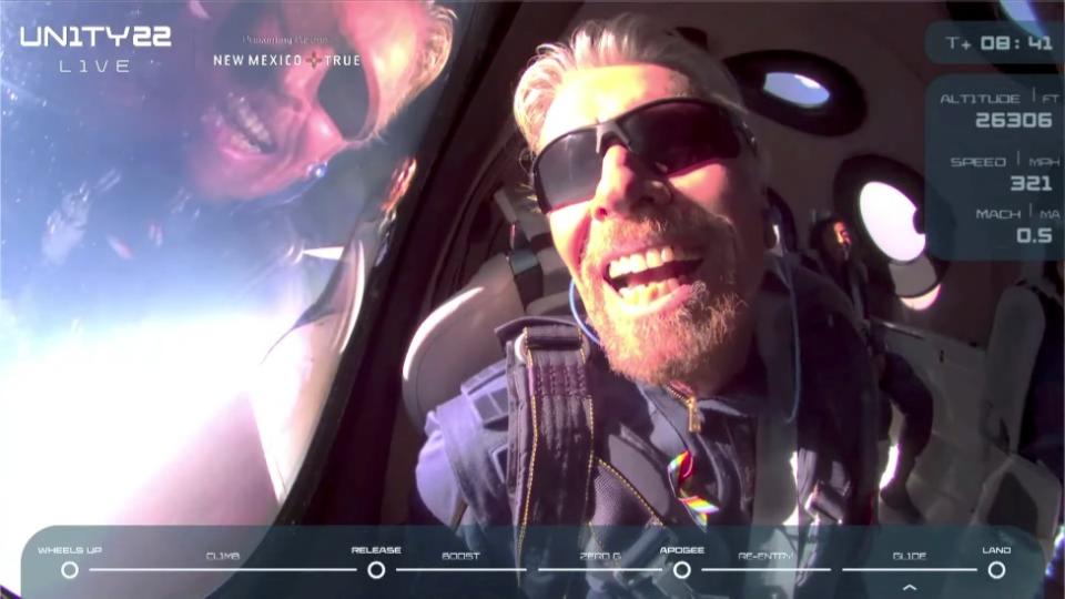 Branson reacciona con aparente euforia en su avión espacial Virgin Galactic VSS Unity al llegar a una zona cercana al borde de la atmósfera.