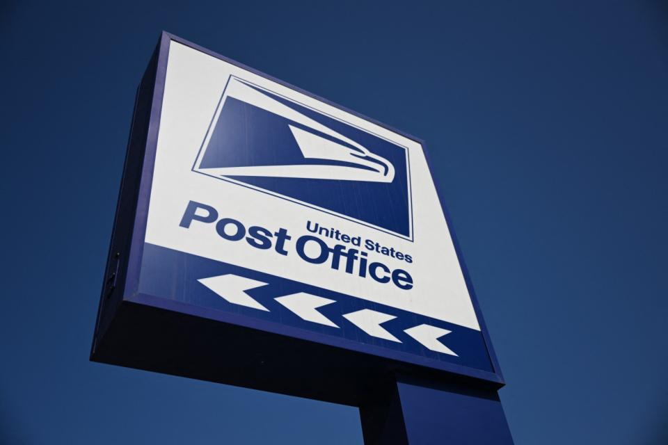 <span>Le logo d'un bureau de poste, le 18 juillet 2022 à Inglewood (Californie), aux Etats-Unis. </span><div><span>PATRICK T. FALLON</span><span>AFP</span></div>