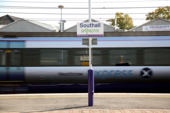 Heathrow Express train derails causing delays