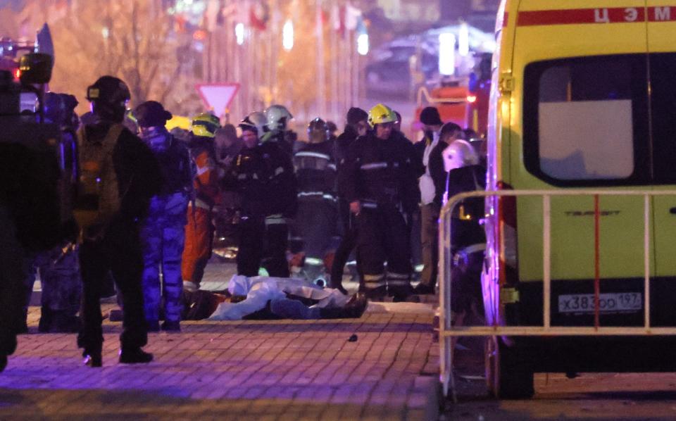 俄國莫斯科郊外的Crocus City Hall音樂廳週五發生恐攻事件，多名槍手闖入開槍投擲爆裂物。路透社