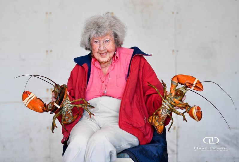 Virginia Oliver阿嬤已經高齡104歲，仍跟著80歲兒子開船出海捕龍蝦。（圖／dostiephoto）