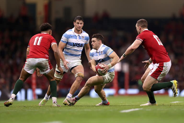 Ataca Mateo Carreras, algo que el wing poco pudo hacer porque los Pumas utilizaron poco el canal 3 en el traspié frente a Gales; el cordobés volvió a seleccionado, en un puesto que tiene mucha competencia.