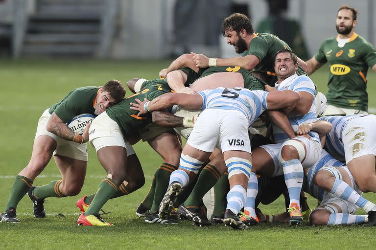 Jasper Wiese sostiene el balón para Sudáfrica en el Estadio Nelson Mandela Bay, de Port Elizabeth