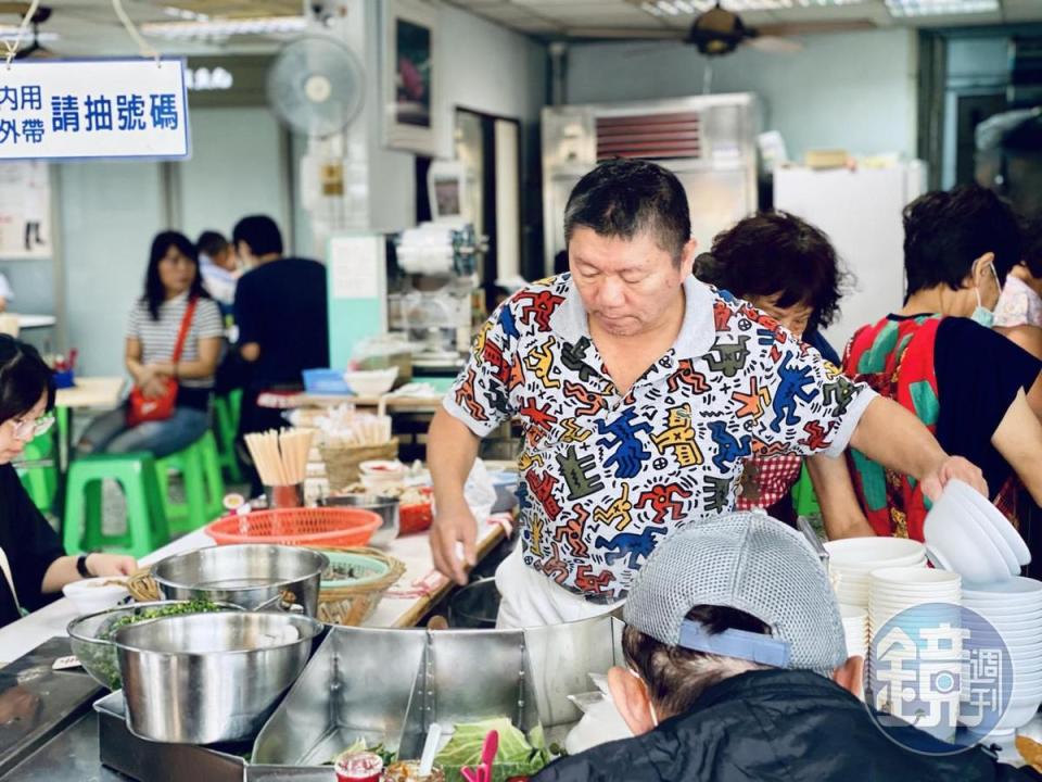 老闆掌杓的煮湯吧台區是最熱門的搖滾區。