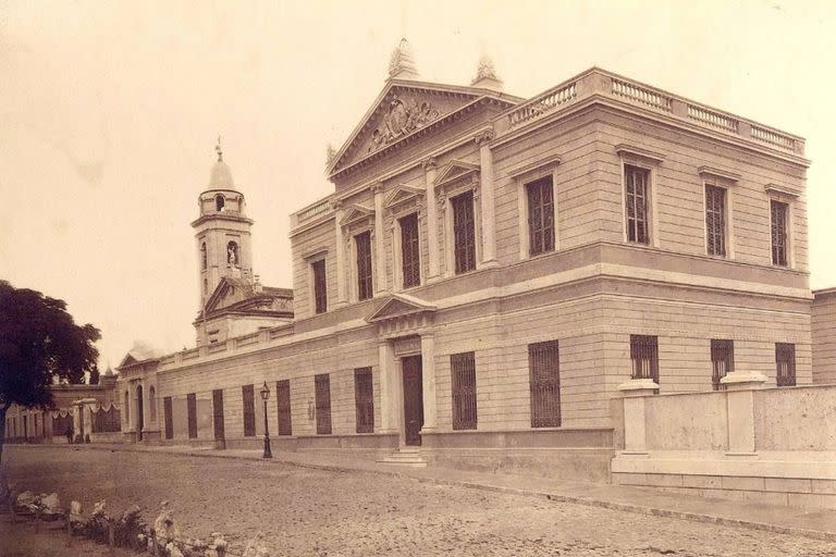 Donde hoy funciona el Centro Cultural Recoleta en otros tiempos hubo un asilo de ancianos, pero originalmente fue el convento de los monjes recoletos, los que con el tiempo le dieron su nombre al barrio; la imagen es de 1880