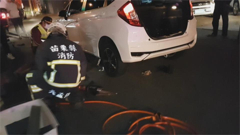 等紅燈遭轎車高速衝撞 騎士慘卡車底亡衰！又是酒駕奪命 死者家屬無奈憤怒