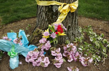Flowers of remembrance are seen outside the home of Warren Weinstein in Rockville, Maryland April 23, 2015. REUTERS/Gary Cameron
