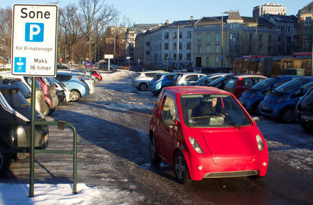 A driver leaves a free car park reserved for electric vehicles in Oslo, Norway, February 25, 2013. REUTERS/Alister Doyle/File Photo