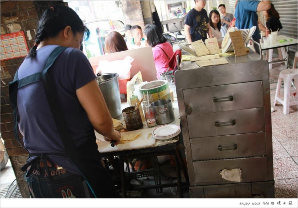 [台南早餐]【豆奶宗 沙茶蛋餅】 就是這樣簡單卻讓人一次就愛上，看見台南在地小吃因為老味道而永垂不朽的力量！