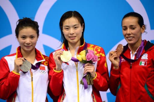 La clavadista mexicana Laura Sánchez (D) dio la sorpresa el domingo 5 de agosto de 2012 y ganó la medalla de bronce en trampolín de 3 metros en los Juegos de Londres, donde la china Wu Minxia (C) impuso su favoritismo y se llevó el oro. (AFP | martin bureau)