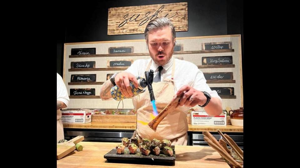 El chef Phillip Frankland Lee, propietario de dos restaurantes con estrellas Michelin en California, funde médula ósea en anguila japonesa como parte del menú omakase de su nuevo restaurante Sushi by Scratch, en Coconut Grove.