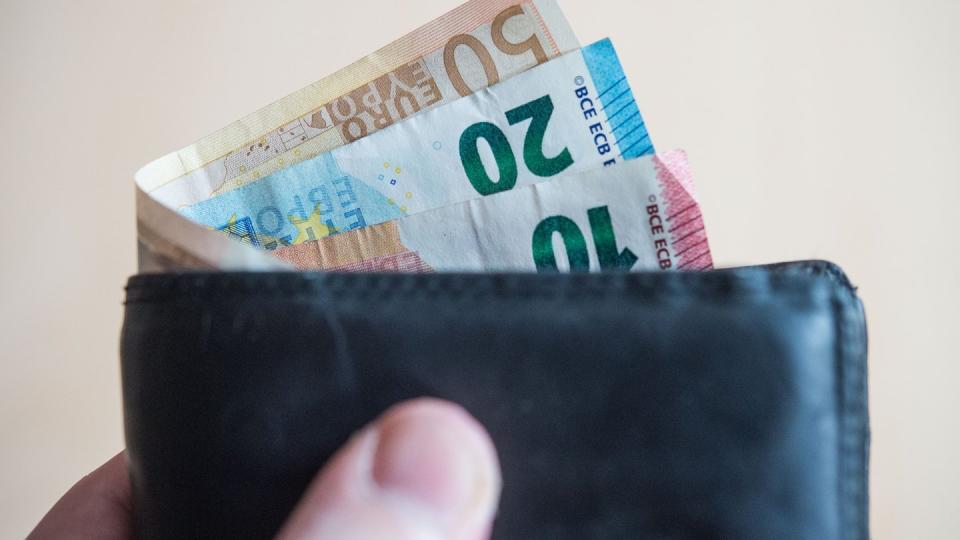 Viele Menschen werden sich nächstes Jahr über mehr Geld freuen können.