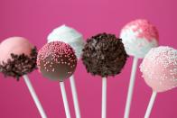 Kuchen als Fingerfood? Das geht! Probieren Sie doch dieses Jahr mal Cake-Pops aus. Das ist Kuchen in Kugelform mit einem Stäbchen drin. Man kann sie leicht ohne Teller, Serviette und Besteck essen, denn die Happen sind schon in mundgerechter Größe. Das Gute daran? Die Vernunft sagt einem nicht, man müsse nach einem Stück Kuchen aufhören, sondern predigt: "Das war ja nur ein winziger Cake-Pop, da geht noch einer." (Bild: iStock / RuthBlack)