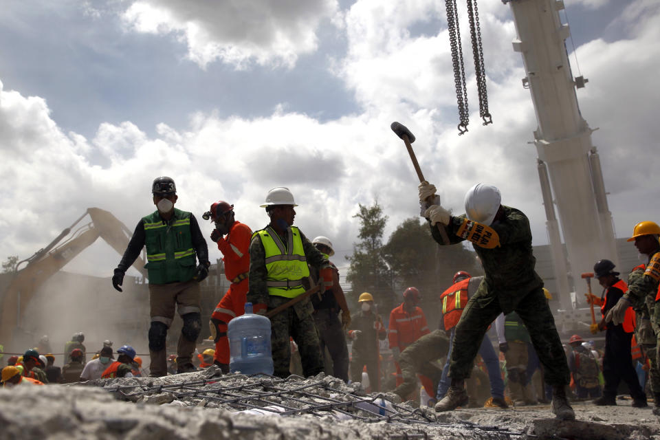 <p>MEX34. CIUDAD DE MÉXICO (MÉXICO), 22/09/2017.- Brigadas de rescate logran llegar al último piso de una fábrica de textiles donde fueron recuperados varios cuerpos hoy, viernes 22 de septiembre de 2017, en la calle de Chimalpopoca en Ciudad de México (México).EFE/Sáshenka Gutiérrez </p>