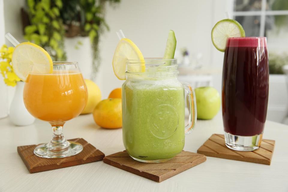 「新鮮冷壓果汁」以蔬果慢磨現做。（由左至右「橘色陽光」「容光煥發」「紫紅艷果」，170元／杯）