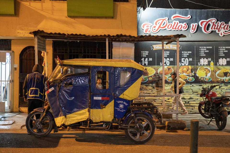 Una mototaxi, estacionada en una calle. 