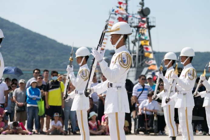 海軍儀隊官兵在活動廣場進行槍法操演，俐落的動作與高難度技巧，展現平日訓練成果。（軍聞社記者周昇煒攝）